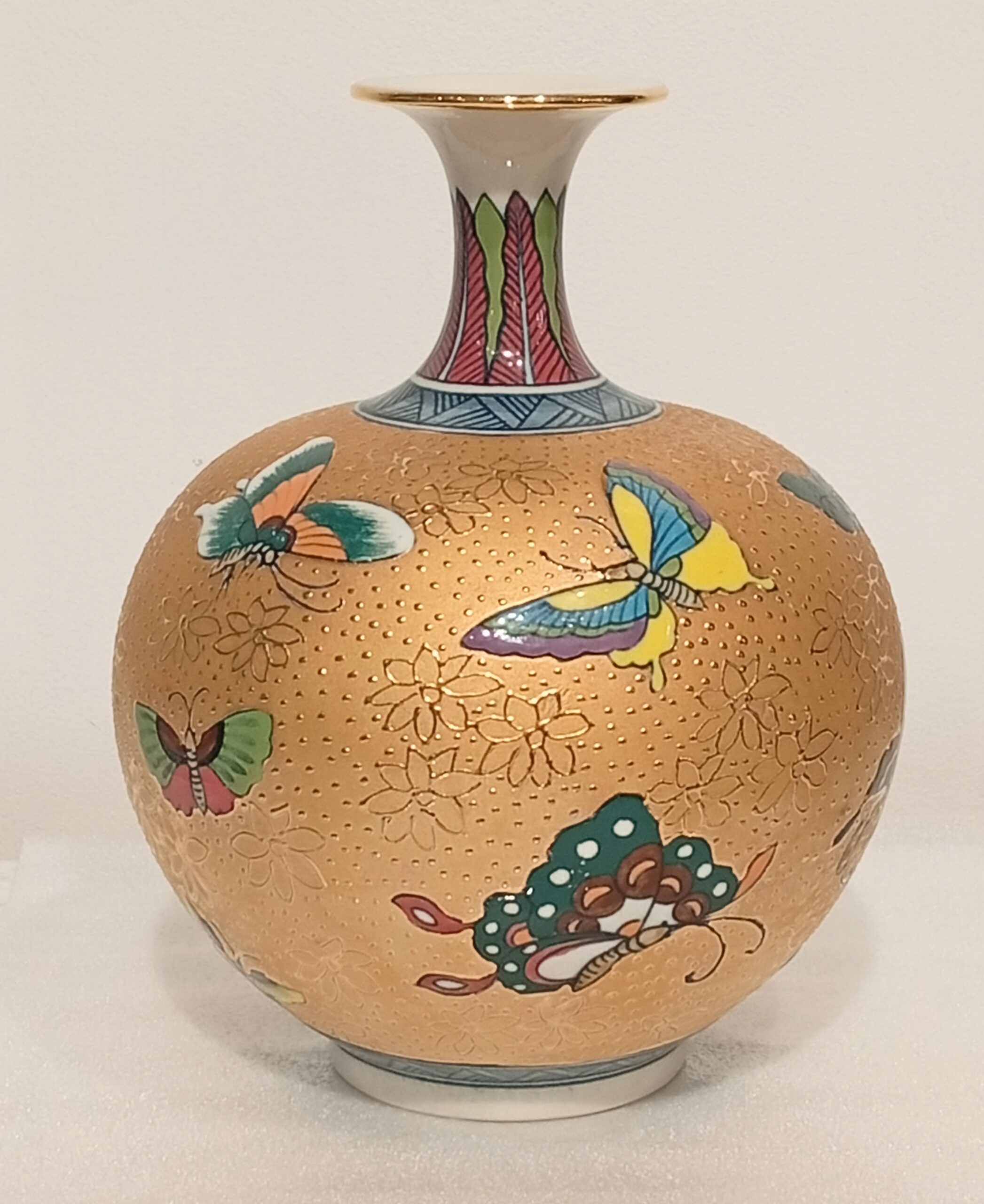 壺 彫金花瓶 金襴飾壺 花瓶 蝶