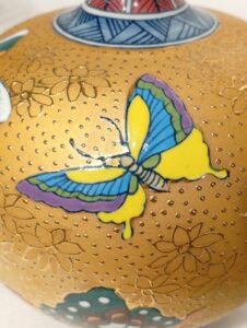 壺 彫金花瓶 金襴飾壺 花瓶 蝶