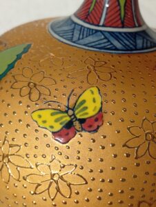壺 彫金花瓶 金襴飾壺 花瓶 蝶