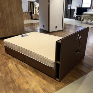 ダブルベッド　収納・コンセント付