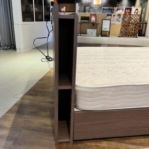 ダブルベッド　収納・コンセント付